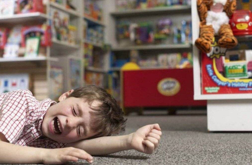 Почему ребенок ломает игрушки?