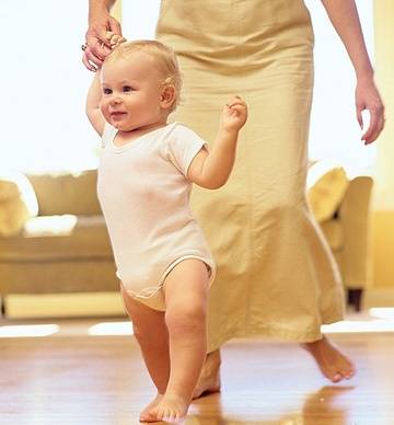 Первые шажочки: когда ребенок начинает ходить и как ему в этом помочь?