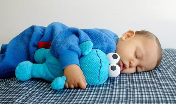 Причины, почему ребенок спит целый день