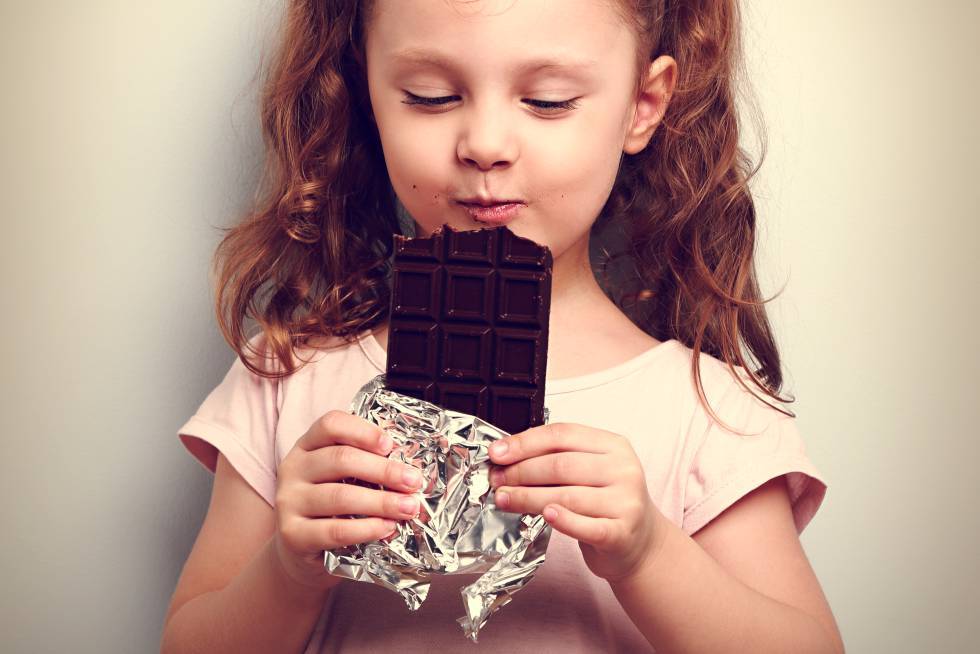 Особенности детского питания: с какого возраста ребенку можно давать шоколад?