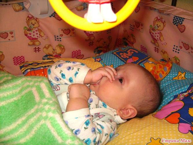 Новорожденные дети часто сосут большие пальчики: причины явления, что делать