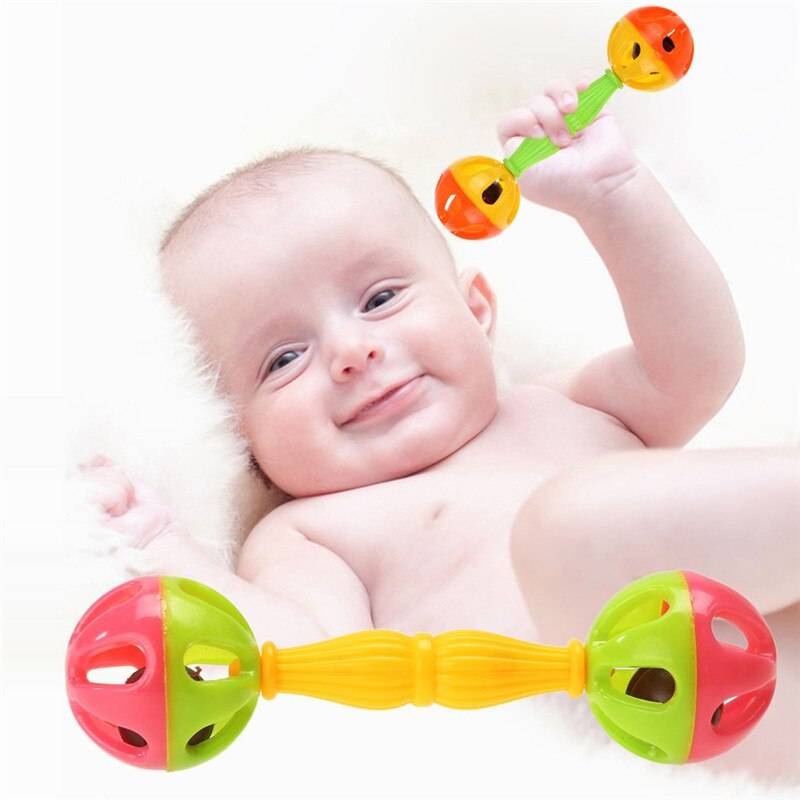 Во сколько месяцев ребенок играет с погремушками | babytut