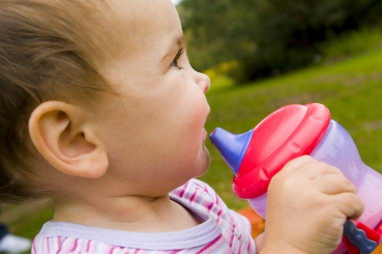 Как приучить ребенка к бутылочке: советы родителям