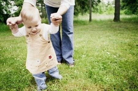 Когда ребенок начинает ходить: как научить ребенка ходить, что делать, если ребенок ходит на цыпочках