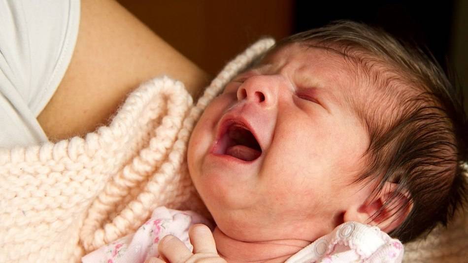 Почему младенец выгибается и плачет
