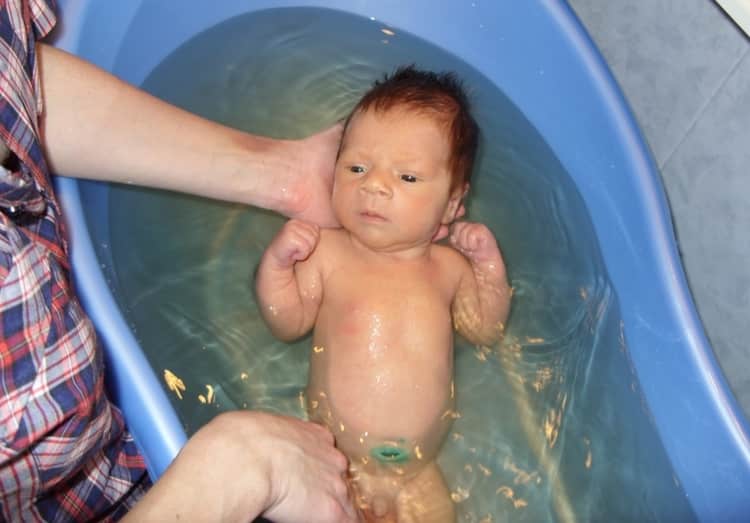 Как купать новорожденного ребенка первый раз дома, при какой температуре, как часто?е