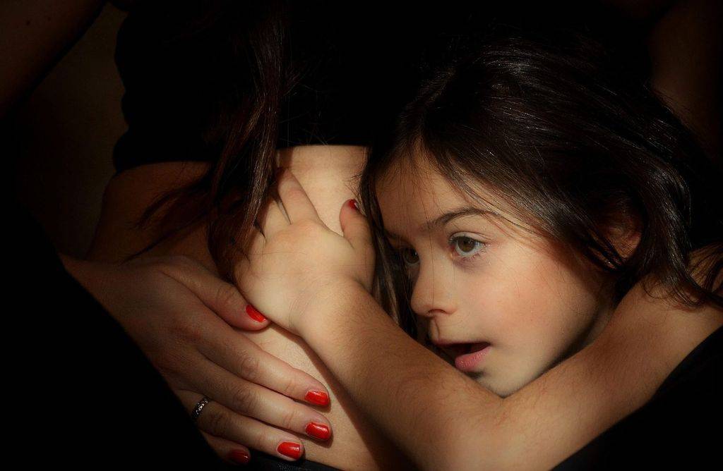 Ребенок не отпускает маму: причины и что делать | mamelle.ru