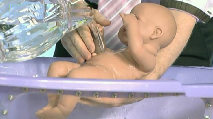 Как ухаживать за новорожденным мальчиком: водные процедуры