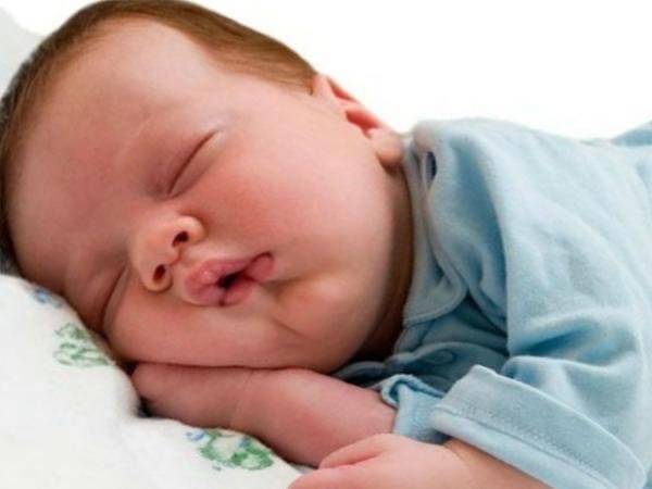 Почему у ребенка ночью закладывает нос, грудничок плохо дышит