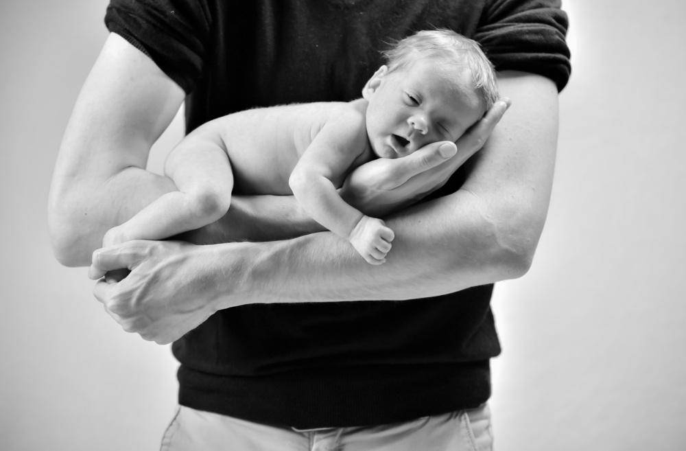 Как правильно брать, держать и носить на руках новорожденного ребенка?