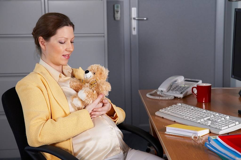 Стоит ли до появления живота говорить на работе о беременности руководству или коллегам