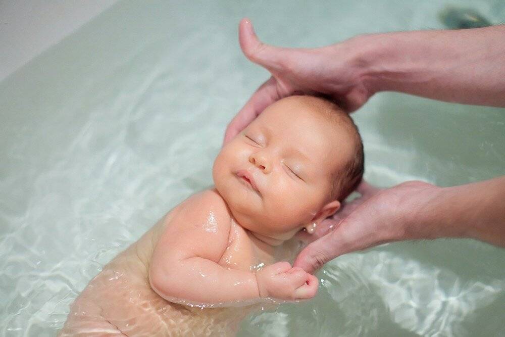 Новорождённый плачет при купании: 6 причин для беспокойства