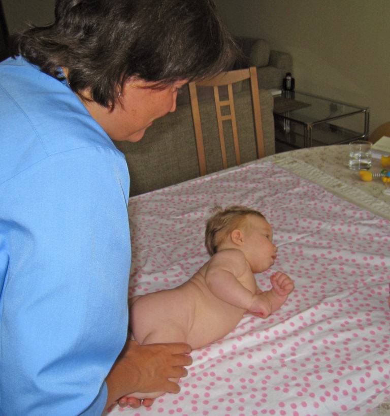 Младенец выгибает спинку: физиологические и патологические причины