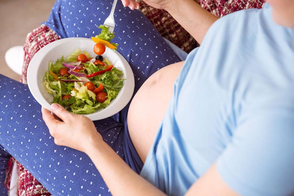 Чеснок и лук при беременности: польза и вред овощей