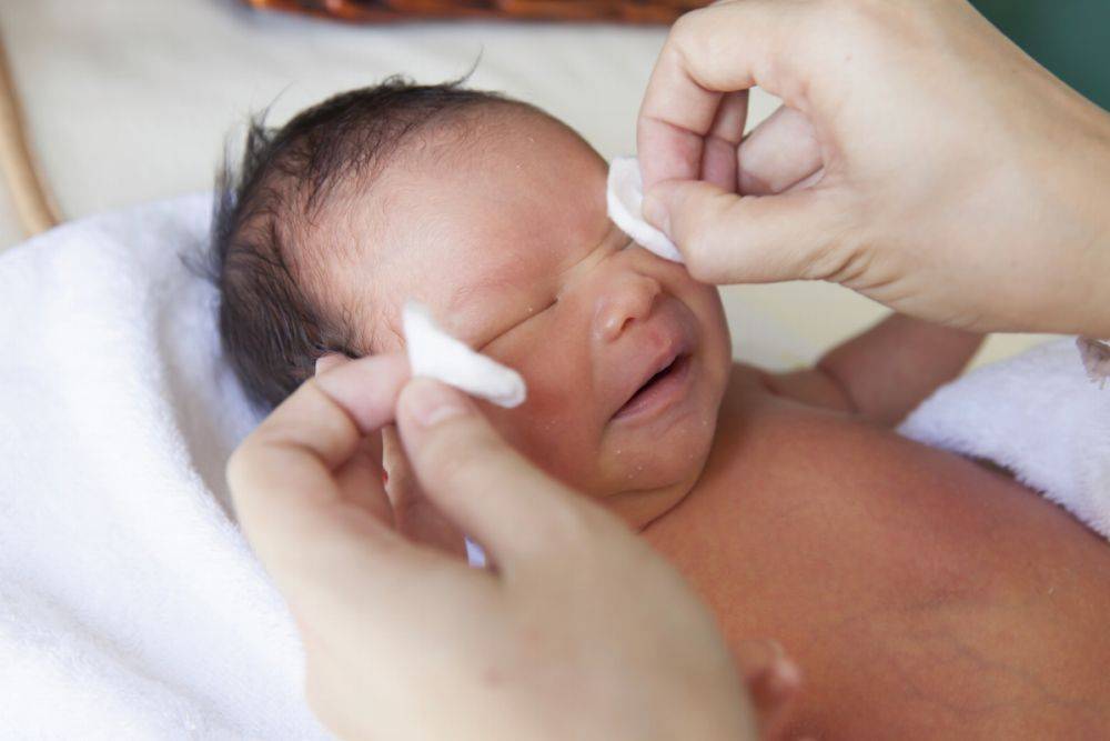 Уход за глазами новорожденного, ушами
