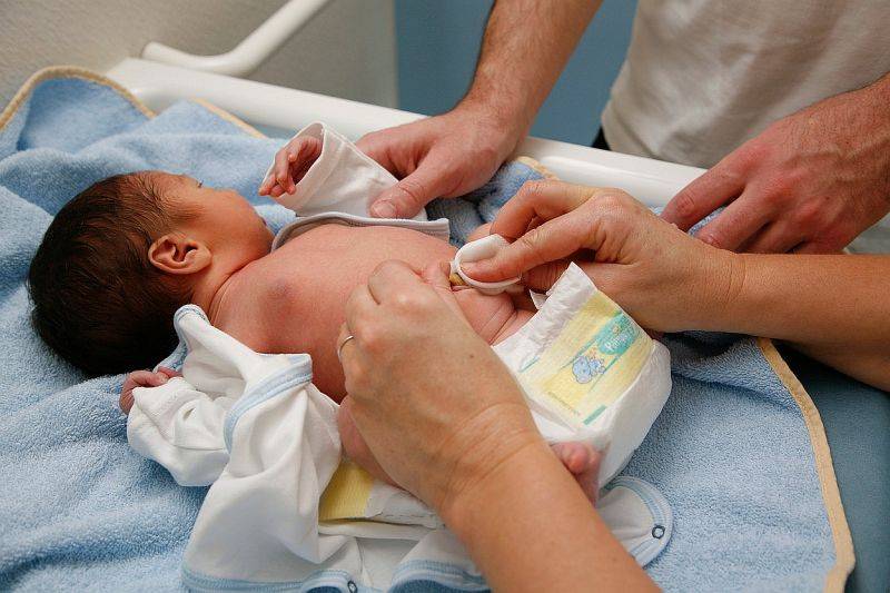 Как правильно подмывать мальчика (новорожденного или грудничка), уход за половыми органами малыша + мнение доктора комаровского, видео
