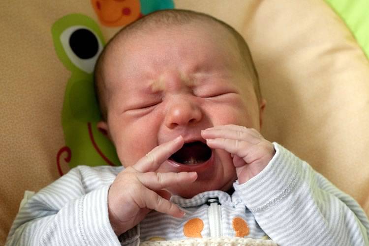 Крохотный капризулик: почему месячный ребенок постоянно плачет и что с эти делать?