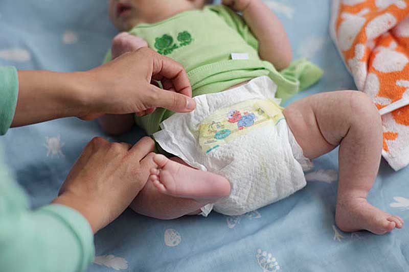 Как правильно сменить подгузник новорожденному? - just help us