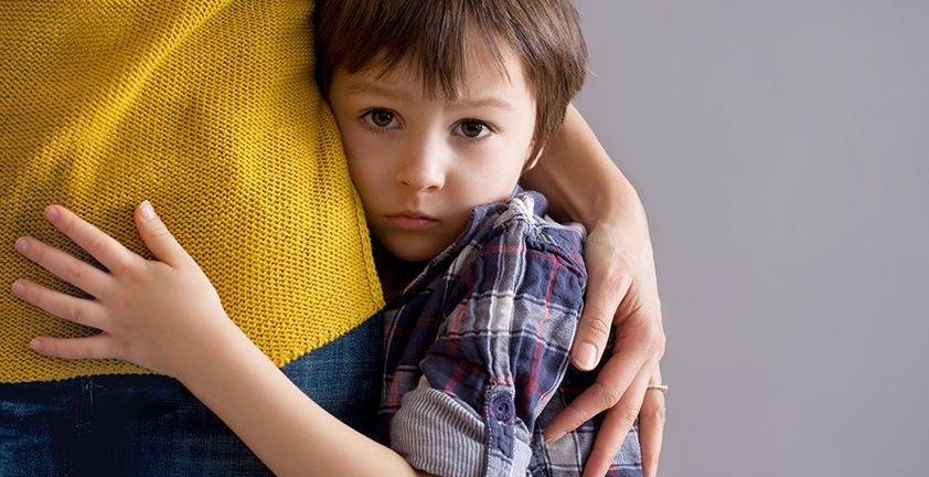 Ребенок боится чужих людей - почему, что делать, советы психолога
