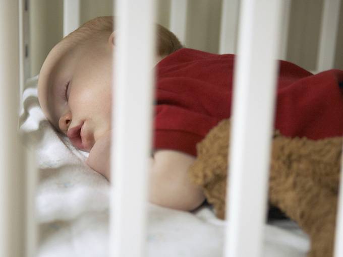 Как приучить ребенка спать отдельно от родителей: опытом делятся многодетные мамы, преимущества и недостатки совместного сна