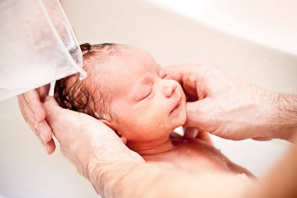 Как купать и мыть голову новорожденному ребенку — рекомендации педиатра — статейный холдинг