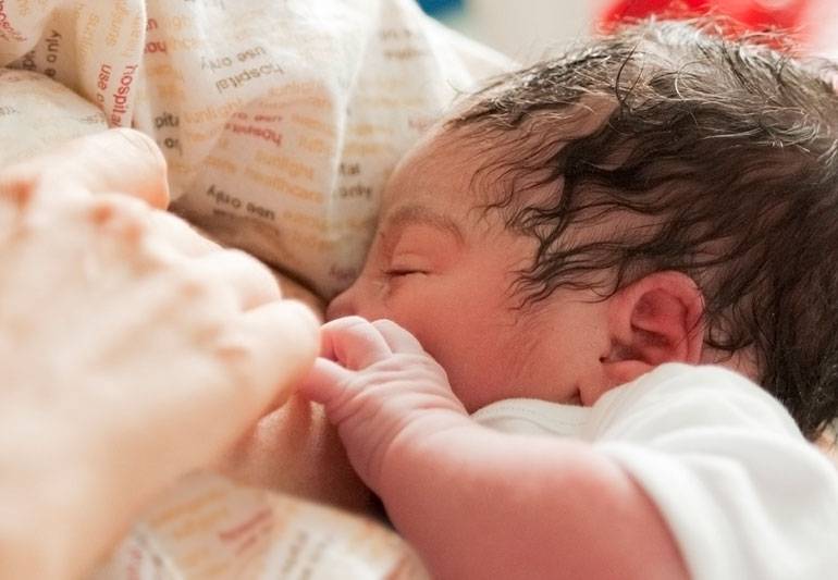 После рождения ребенка: чего ожидать в первые часы - люби себя
