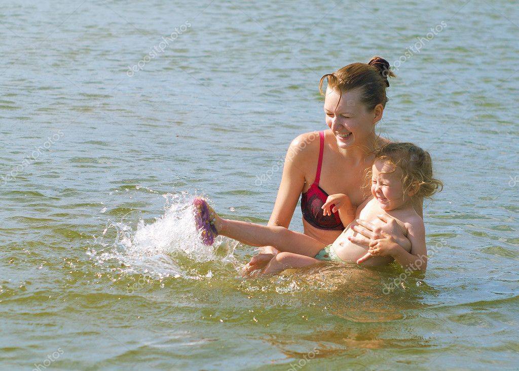 Можно ли кормящей маме купаться в речке или море