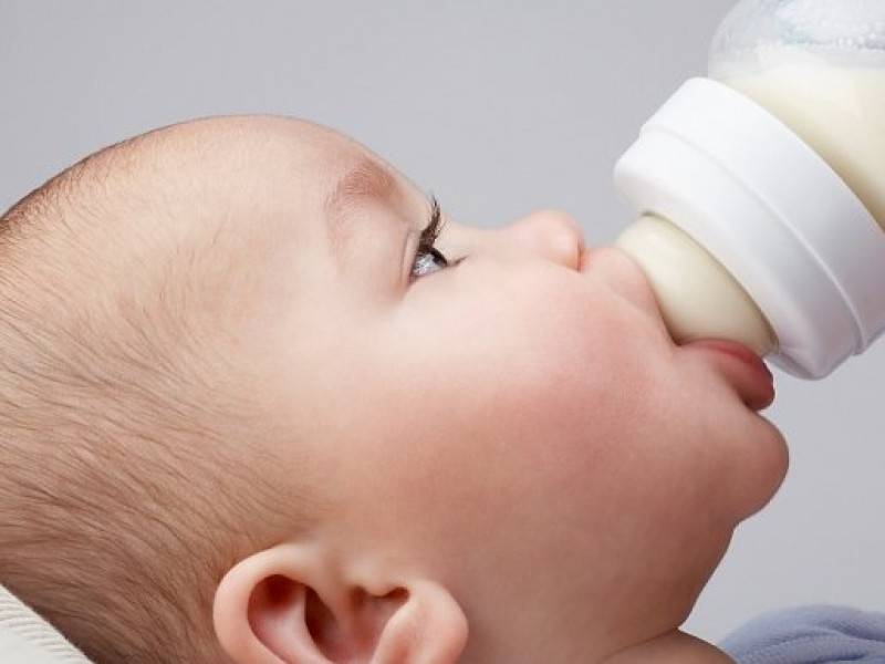 Как перевести ребенка со смеси на грудное молоко: техника кормления и советы