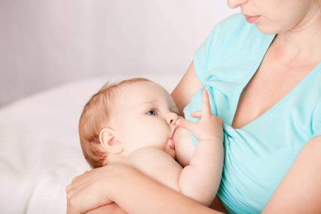 Почему ребенок кусает грудь во время кормления и как отучить его это делать?