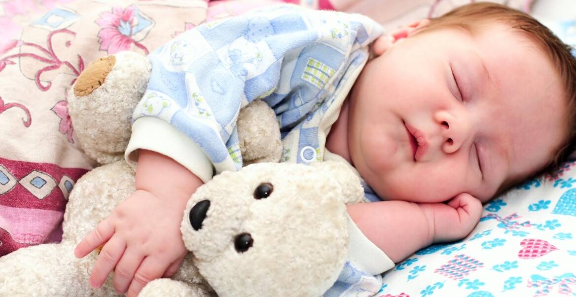 Ребенок закатывает глаза вверх или в сторону, когда засыпает или спит — почему это происходит?