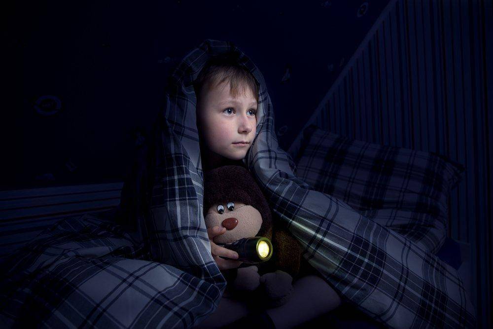 Что делать, если ребенок боится темноты