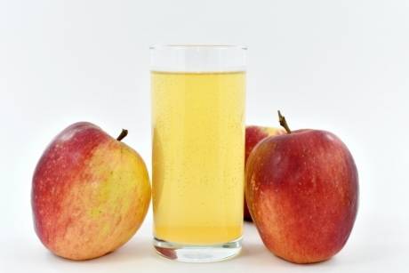 С какого возраста можно давать яблочный сок ребенку и как это правильно делать?