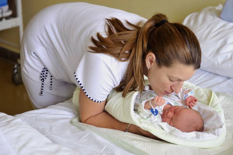 Как обращаться с новорожденным — советы родителям