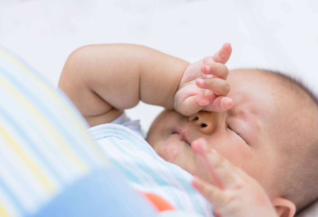 Когда начинают видеть и слышать новорожденные дети: специалисты говорят