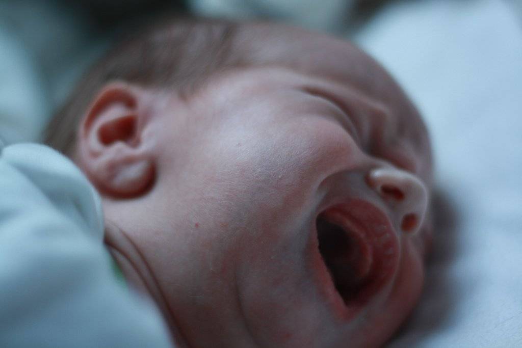 Ребенок просыпается и плачет ночью: 7 причин ночного плача у малыша до года