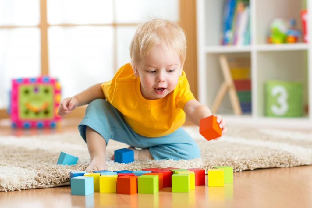 Как играть с младенцем: занятия от 1 месяца до 1 года