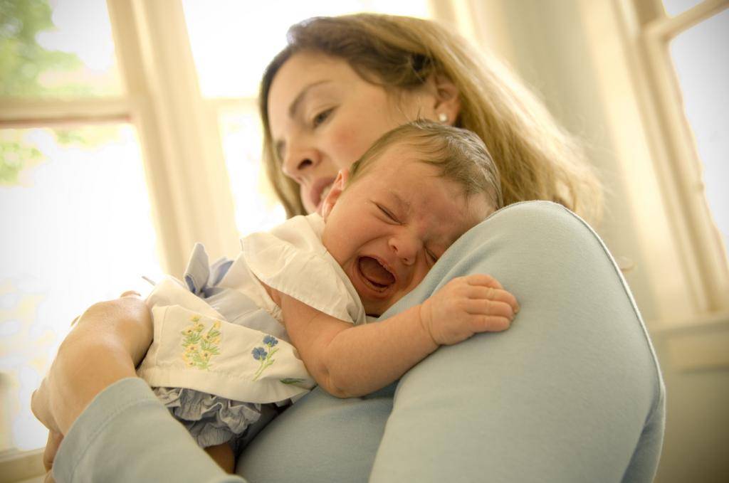 Почему грудничок выгибается во время кормления. почему ребенок выгибается и плачет во время кормления