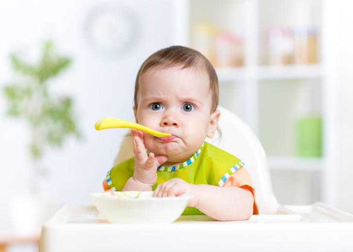 Как научить ребенка самостоятельно есть ложкой? как приучить его кушать самому? как правильно учить держать ложку?