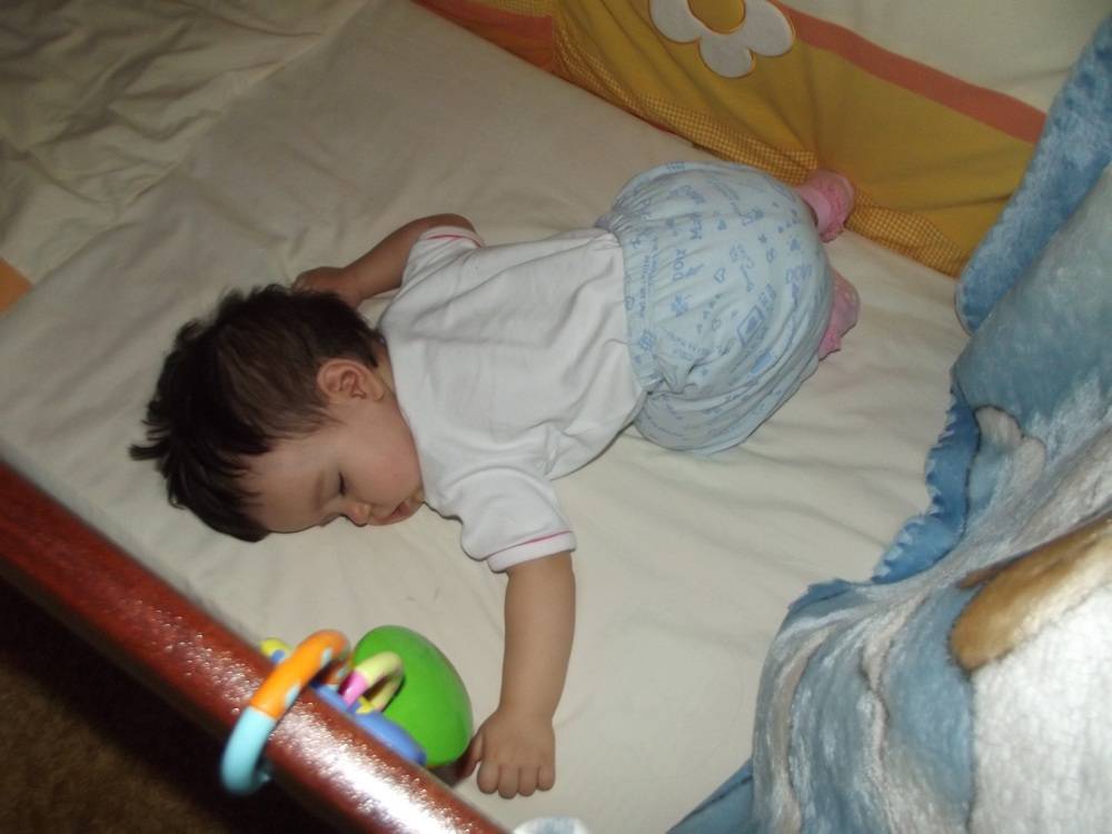 Беспокойный сон, ребенок все время ночью пытается перевернутся на живот.