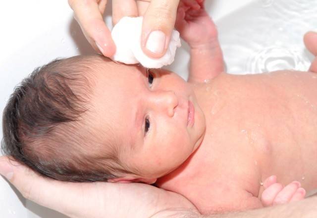 Утренняя гигиена новорожденного ребенка: уход за глазами, носом и ушами