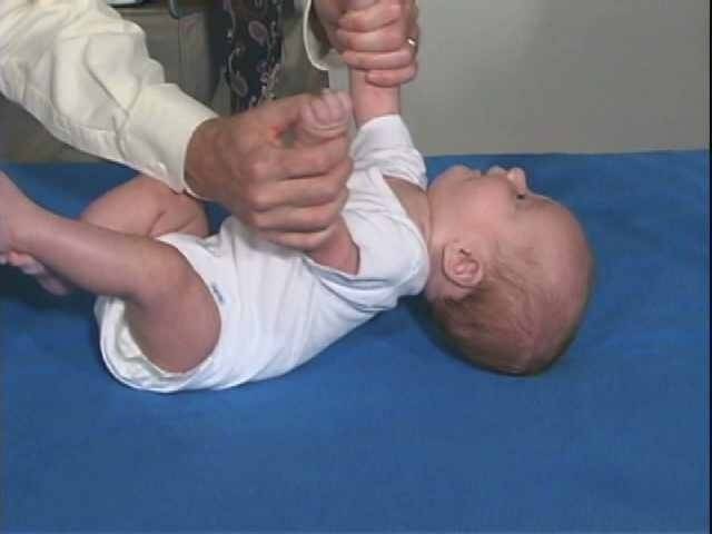 Когда ребенок начинает держать голову? полезные упражнения для укрепления шейных мышц ребенка — учимся держать голову правильно