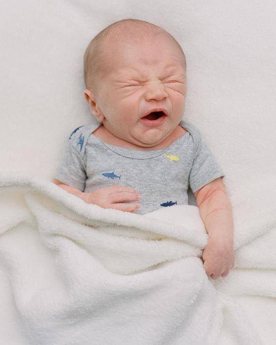 Новорожденный чихает: почему часто чихает грудной ребенок, причины чихания с постоянным покашливанием