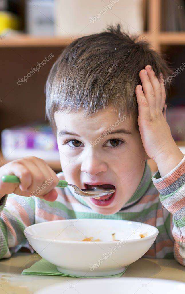 Ребенок отказывается кушать суп: что делать
