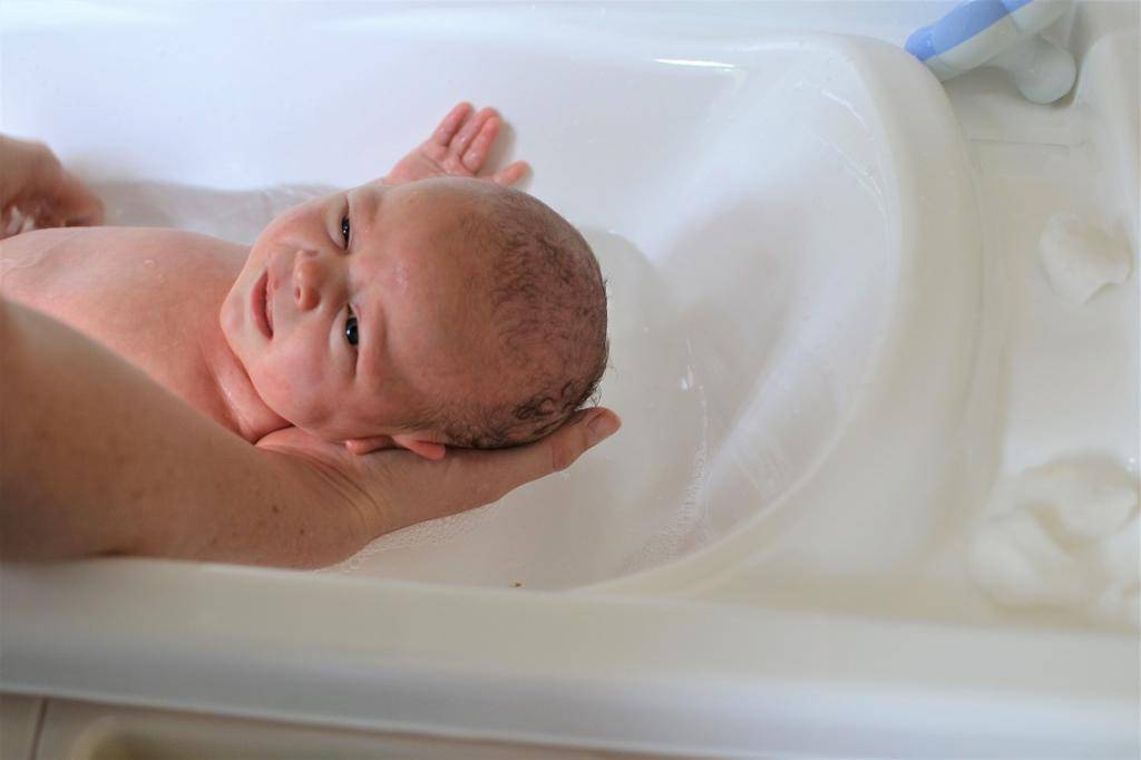 Когда купать новорожденного: до или после кормления (видео)
