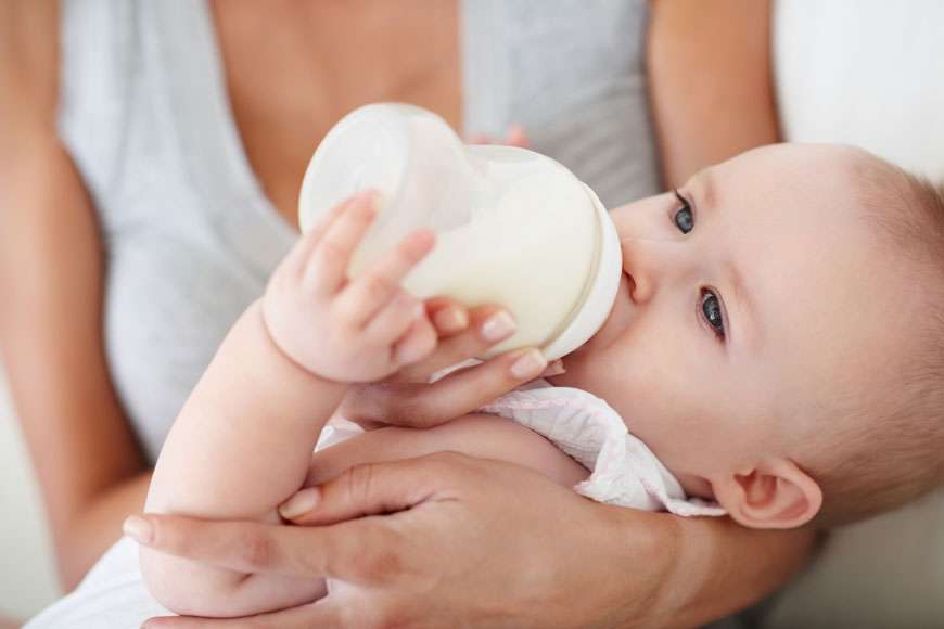 Когда переводить ребенка со смеси на молоко | pampers ru
