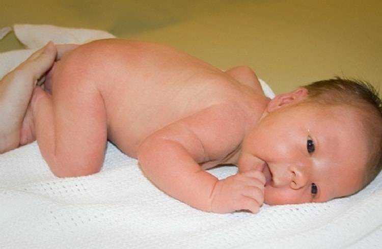Как правильно выкладывать новорожденного на животик комаровский: сколько можно класть?
