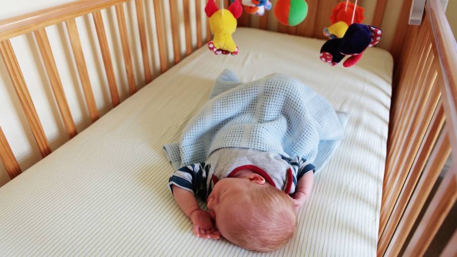 Несколько хитростей, которые помогут приучить ребёнка спать в своей кроватке