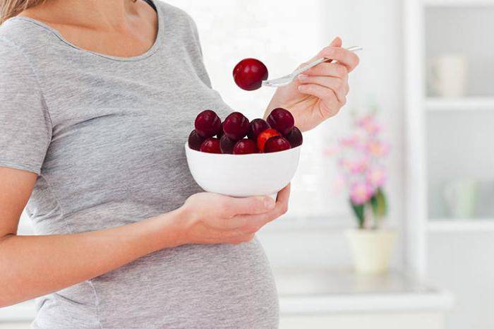 Вишня при беременности: злоупотреблять ягодами не стоит!