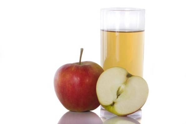 Когда и как грудничку можно давать яблочный сок