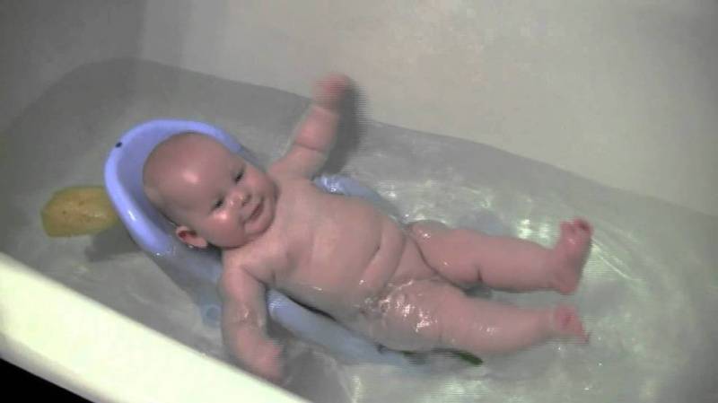 Зачем и до какого возраста надо купать ребенка в кипяченой воде?